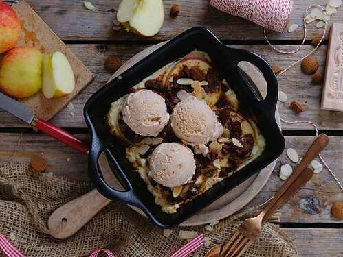 Appel met kruidnotencrumble en ijs