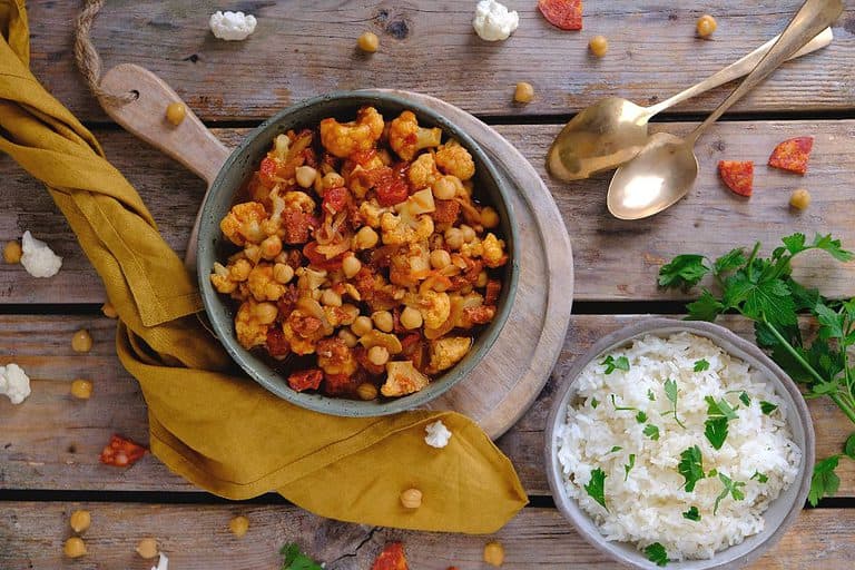 Stoofpot met chorizo en bloemkool