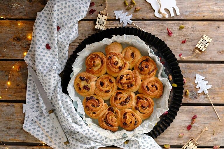 Roomkaas broodjes met pistache en cranberries