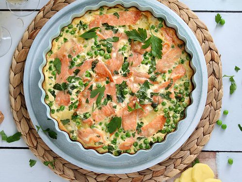 Frittata met aardappel en gerookte zalm is een lekker borrelhapje voor bij een feestje of verjaardag. De frittata maak je in zijn geheel in de oven.