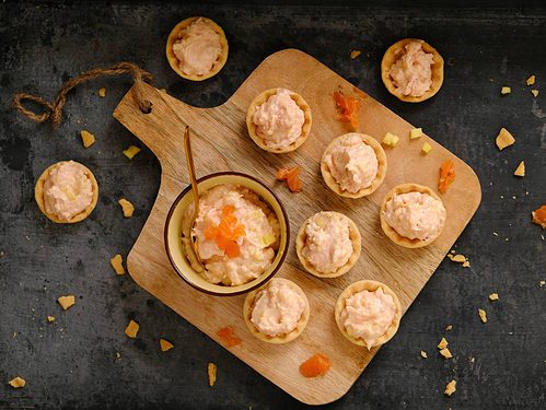 Een zalm mango dip is een makkelijk koud hapje voor op een verjaardag, borrel of Oud & Nieuw