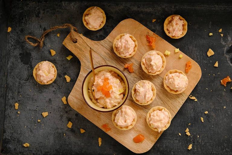 Een zalm mango dip is een makkelijk koud hapje voor op een verjaardag, borrel of Oud & Nieuw