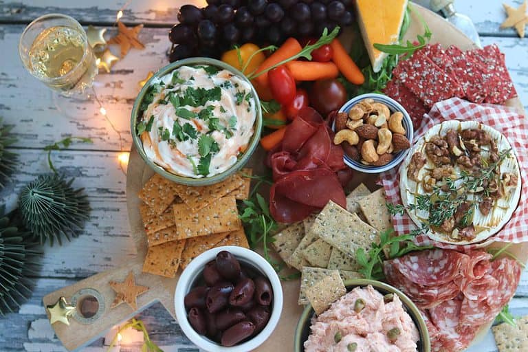 Feestelijke borrelplank met 3 dips die elk binnen 5 minuten op tafel staan