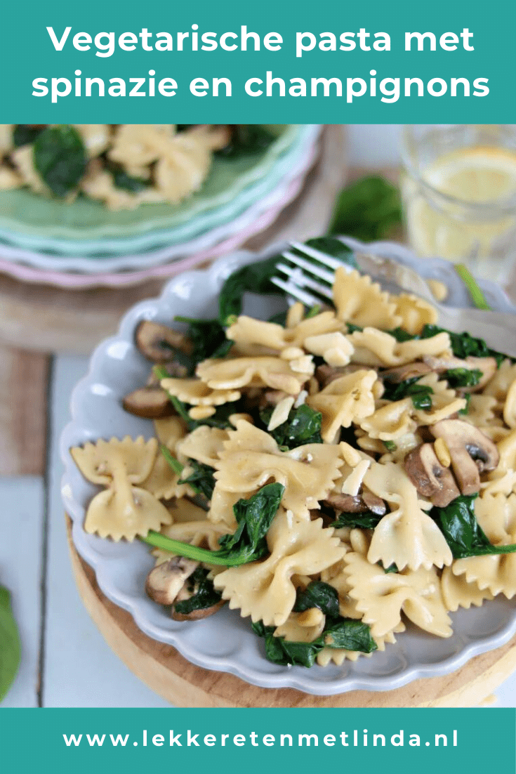 Vegetarische pasta met spinazie en champignons