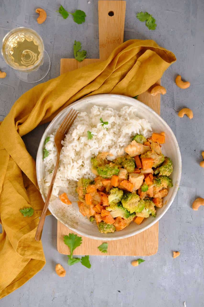 Zoete aardappel recept met kip en romige cashewnotensaus. Een makkelijk recept en gezond voor het avondeten.