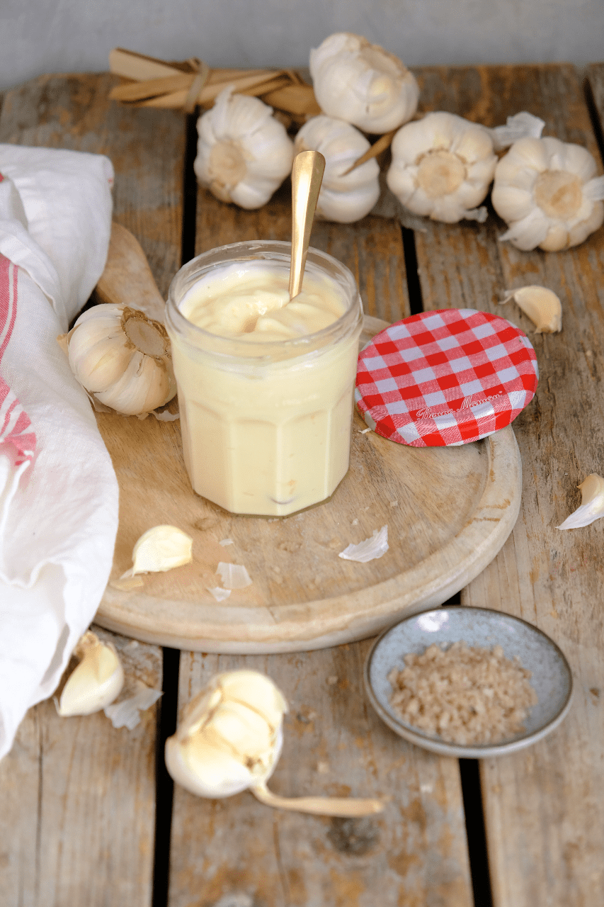Een zelfgemaakte knoflooksaus met geroosterde knoflook uit de oven en gerookt zeezout