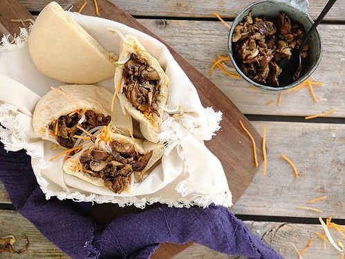Pita pulled champignon, een vegetarische maaltijd.