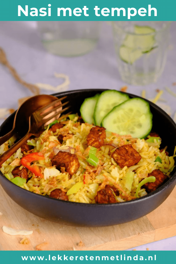 Nasi met tempeh gemarineerd in ketjap, sojasaus en chilisaus