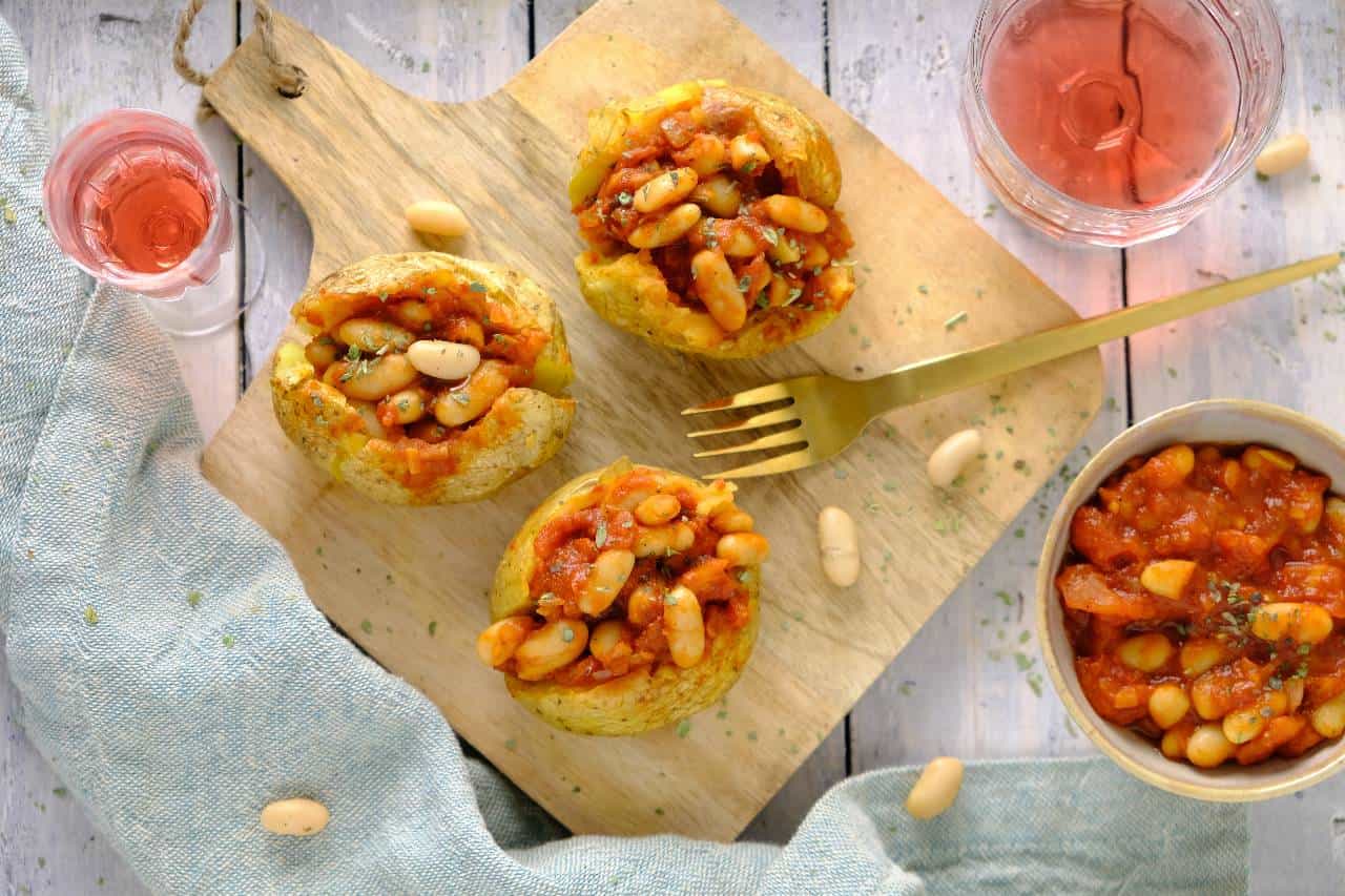 Witte bonen in tomatensaus met gepofte aardappel