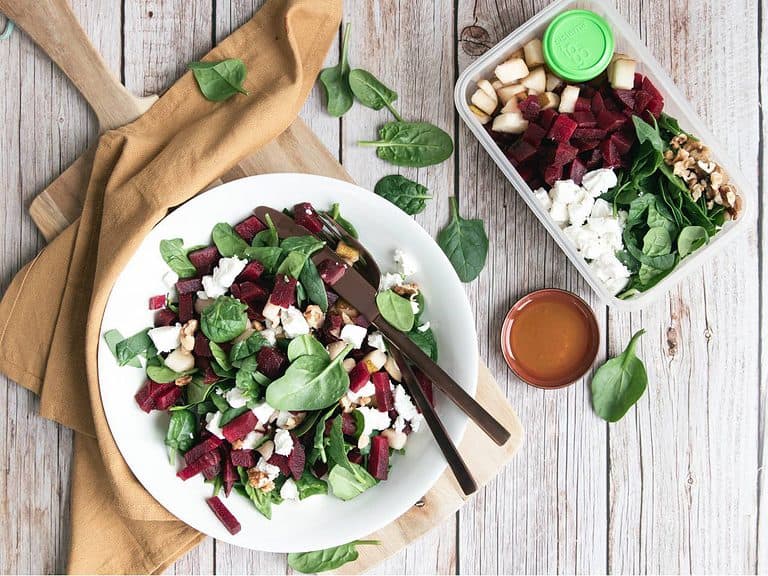 Bietensalade met geitenkaas en spinazie, lunchsalade met spinazie, rode bieten salade met geitenkaas, geitenkaas salade met walnoten en rode bieten en spinazie