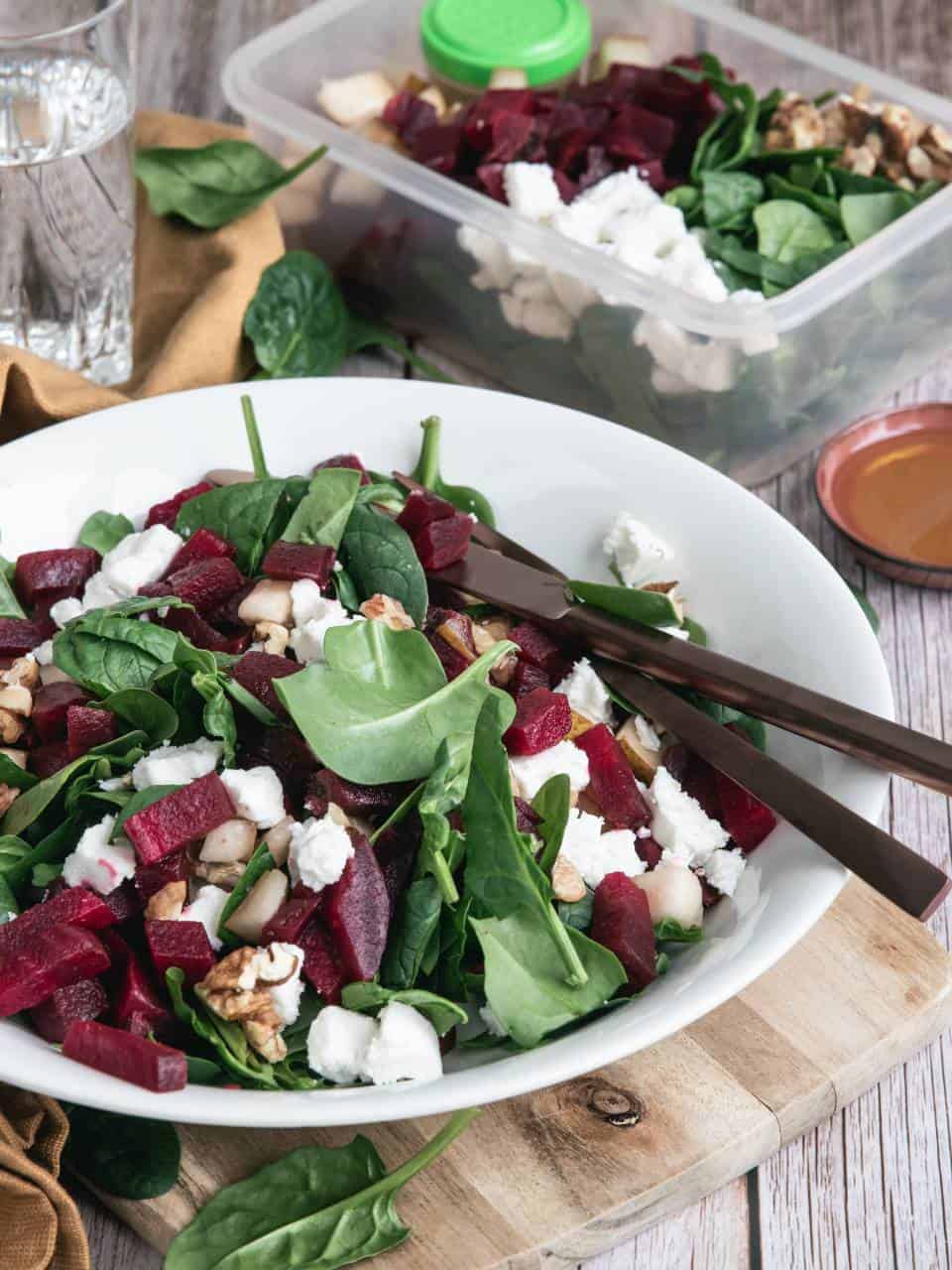 Bietensalade met geitenkaas en spinazie, lunchsalade met spinazie, rode bieten salade met geitenkaas, geitenkaas salade met walnoten en rode bieten en spinazie