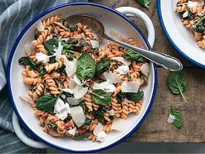 Pasta met tomatensaus, spinazie en ricotta