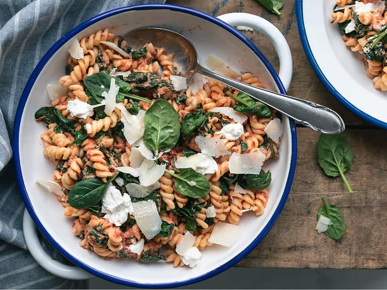 Pasta met tomatensaus, spinazie en ricotta