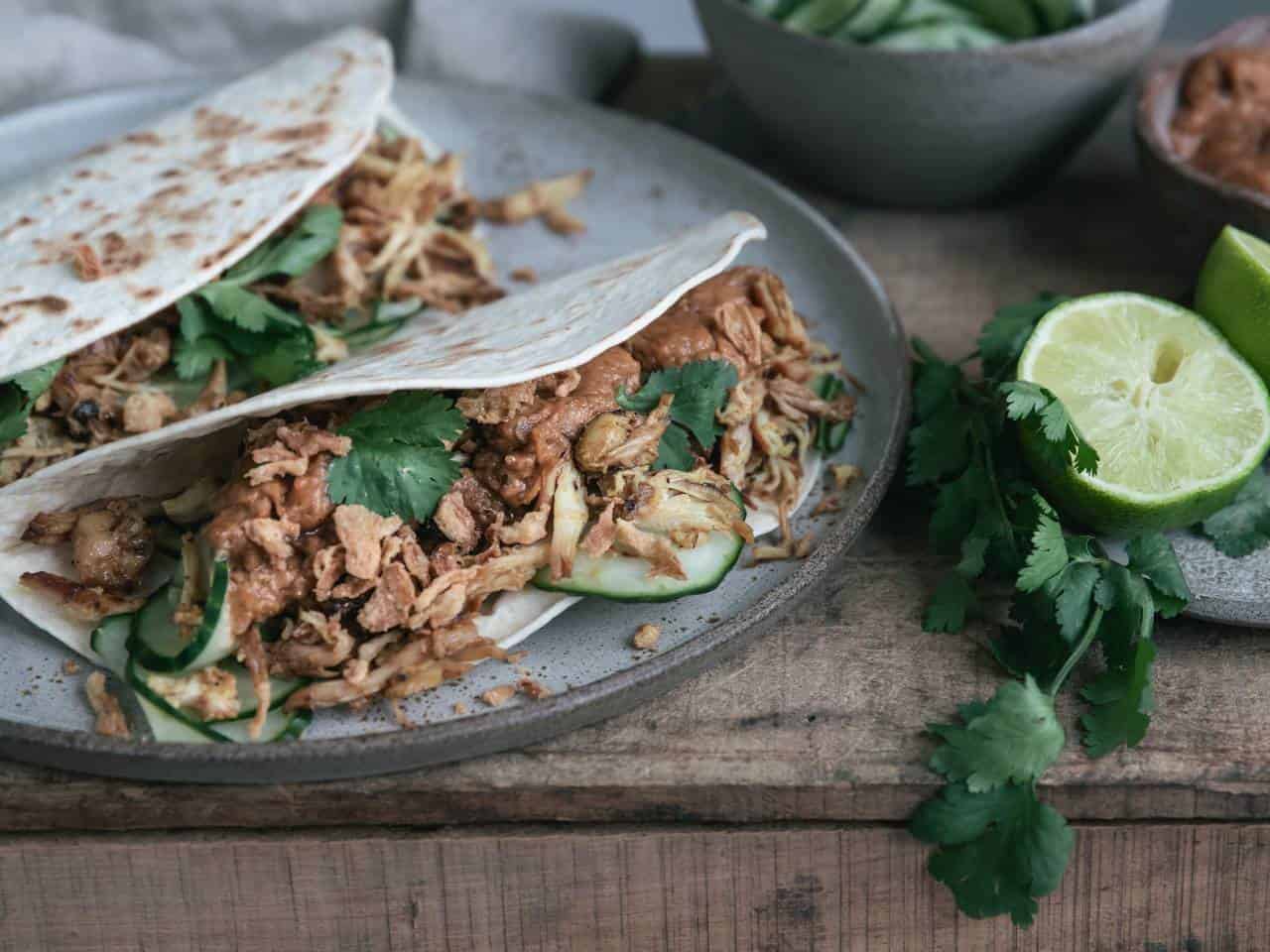 Kipsate met wraps en pindasaus