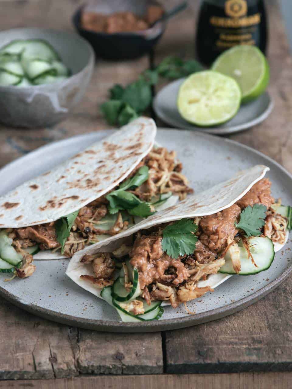 Wraps met kipsaté met pindasaus