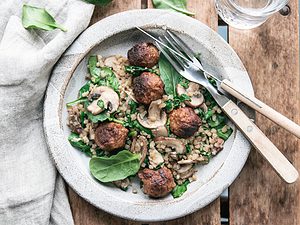 Vegetarische wokschotel met bloemkoolrijst