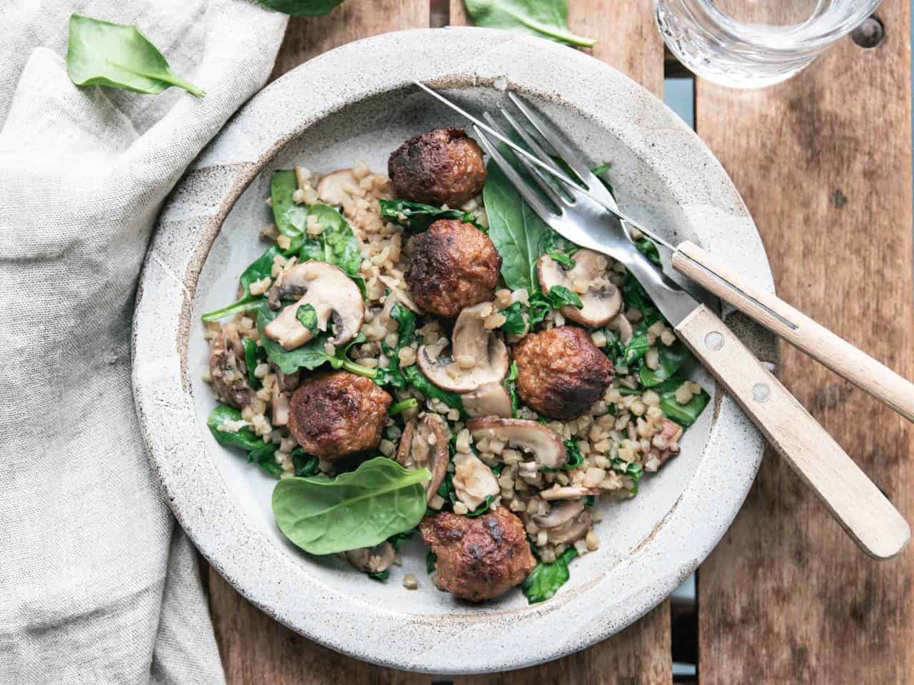 Vegetarische wokschotel met bloemkoolrijst