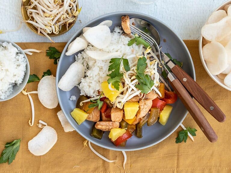 Zoet zure kip met ananas. Dit makkelijke recept van kip in zoetzure saus is ideaal voor doordeweeks.