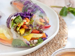 Spring rolls met kip en spring rolls saus