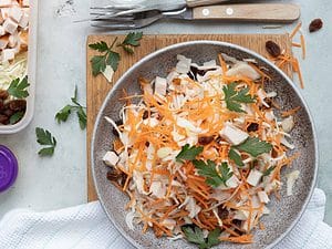 Koolsalade recept voor de lunch met kip