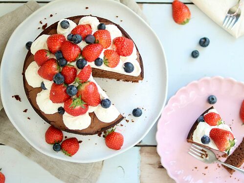 Chocoladetaart met aardbeien.