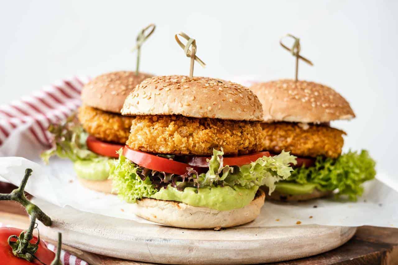 Krokante kipburgers met guacamole