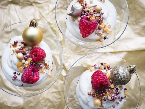 Witte chocolademousse, dessert in een glaasje
