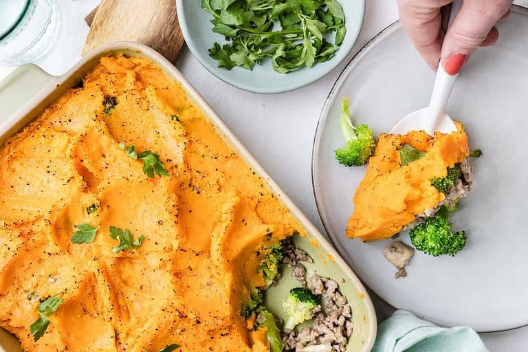 Broccoli zoete aardappel ovenschotel met gehakt