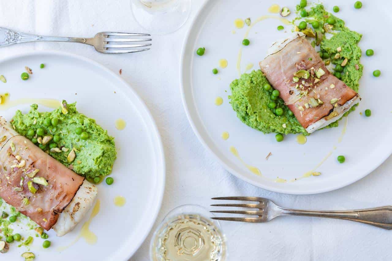 Kabeljauw met rauwe ham en doperwten puree