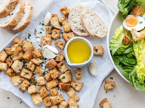 Croutons maken van oud brood