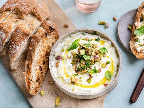 Opgeklopte feta dip met Griekse yoghurt en olijfolie