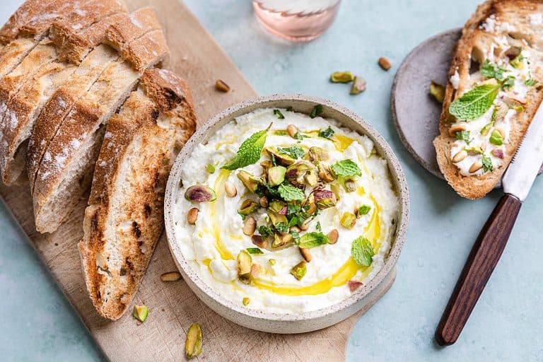 Opgeklopte feta dip met Griekse yoghurt en olijfolie