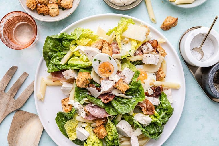 Caesar pasta salade met kip