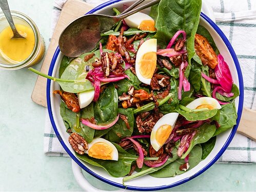 Salade met spinazie, ei en spekjes