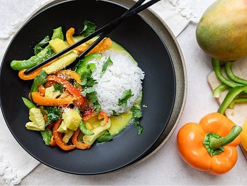 Kip met rijst en mango