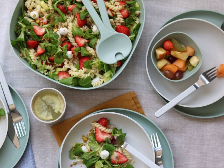 Zomerse salade met aardbeien
